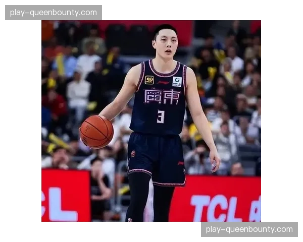 赵睿关键抢断后滑倒，仍在地板上将球传给快下的胡明轩完成暴扣