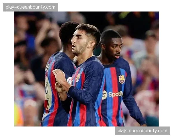 瞬间:亚马尔在毕包双人夹击下完成肋部突破并送出助攻